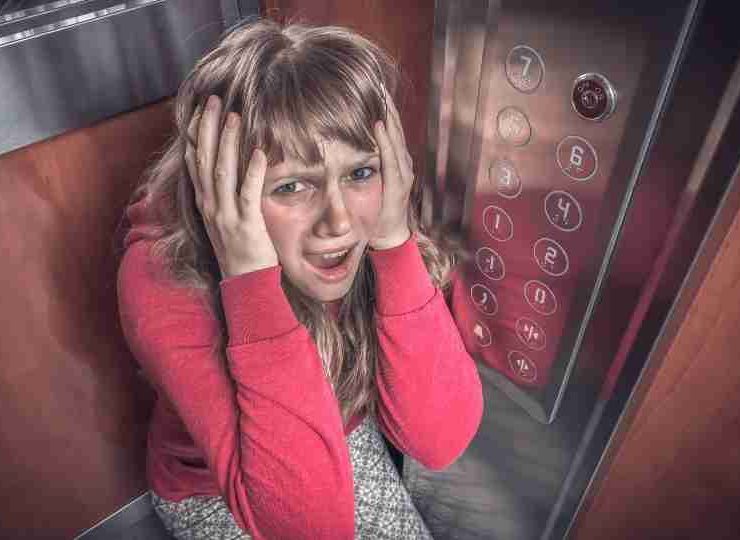 Claustrophobia - Signs, Symptoms, Causes, Types & Treatment